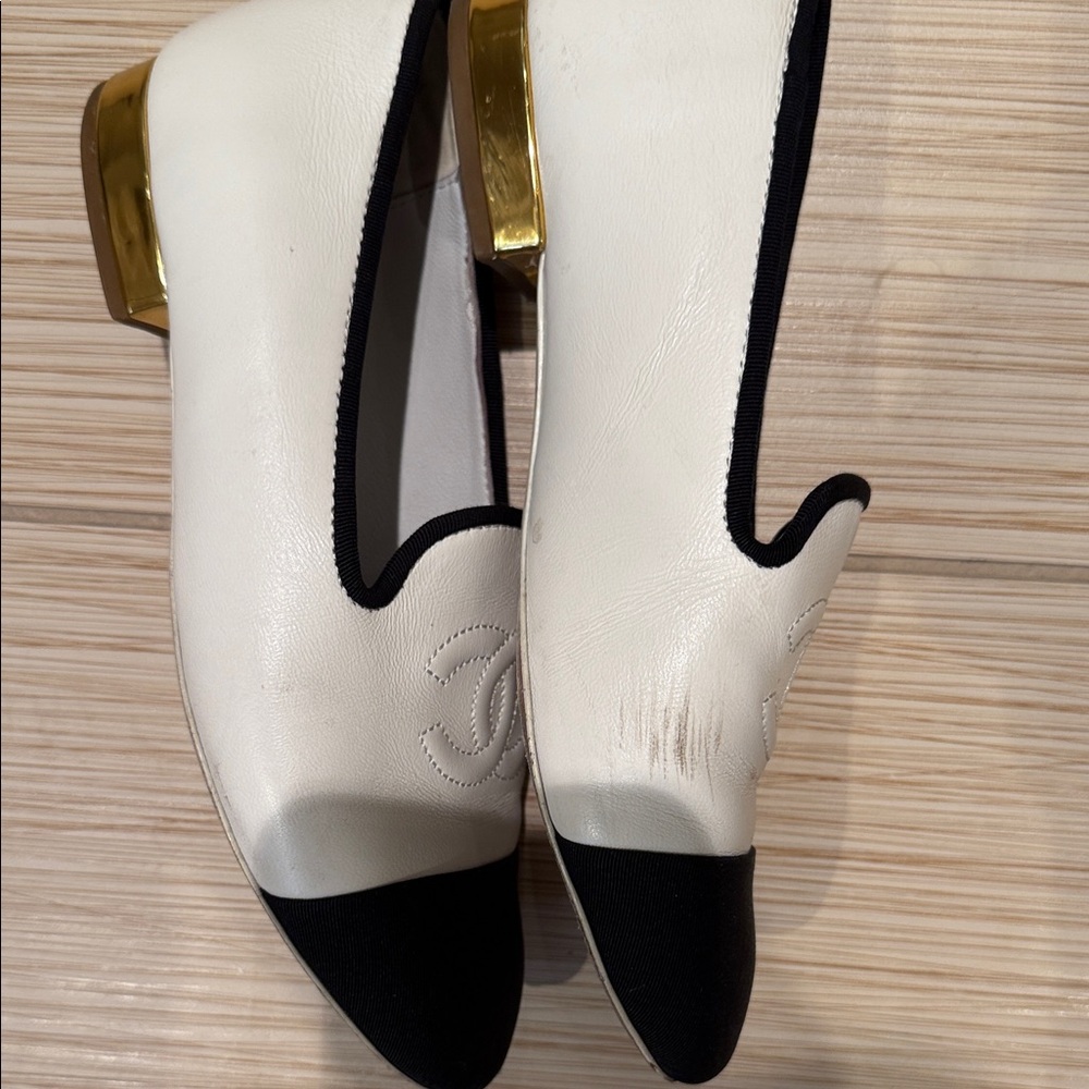 CHANEL Women's Black and Cream Flats - Picture 2 of 5